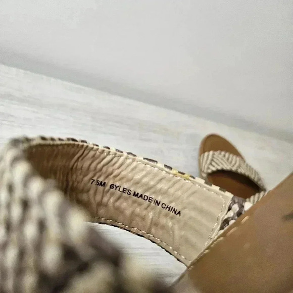 Arizona Jeans Co. Tan Gyles Striped Slip-On Flat Two Strap Sandal Size 7.5 NWOT - Picture 2 of 5